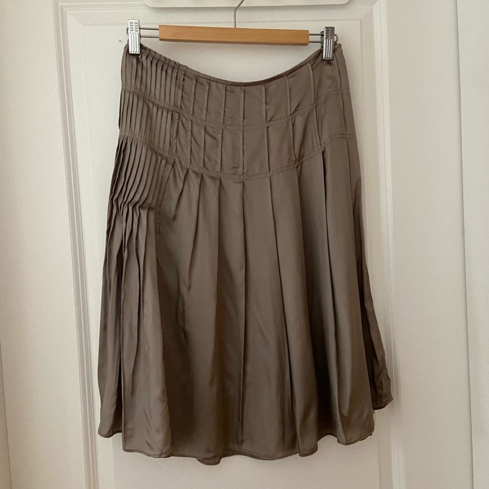 Country Road pleated satin midi skirt